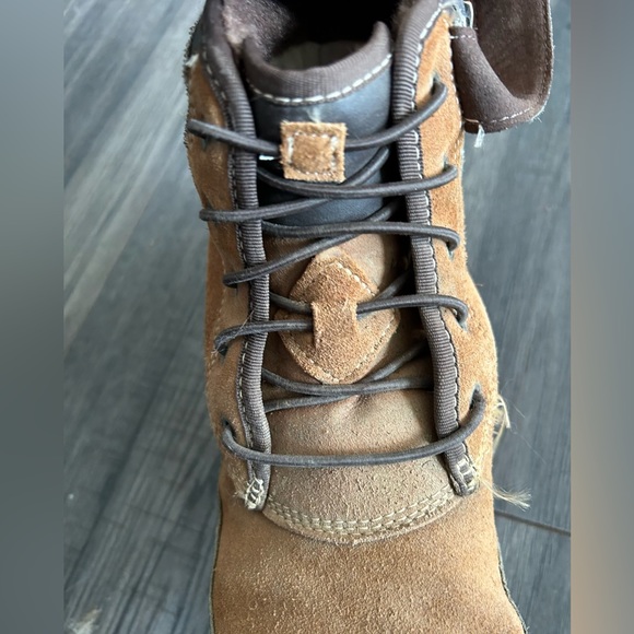 UGG Arren weather boots youth size 3 waterproof with faux fur lining - Picture 8 of 10